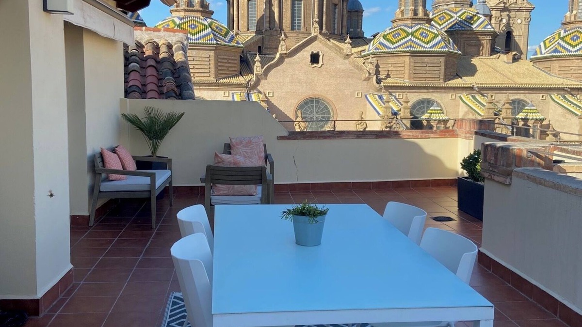 Zaragoza Apartment | Loft-style penthouse, with unbeatable views of the Plaza del Pilar.