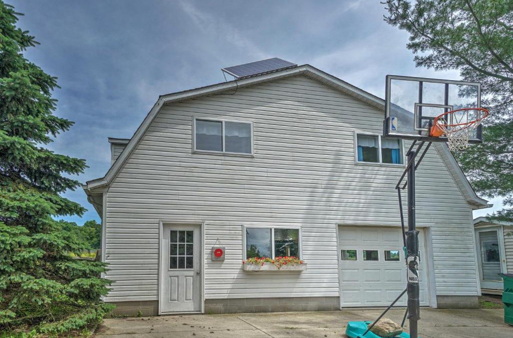 Huntsburg House | Loft Unplugged with Outdoor Space in Amish Country!