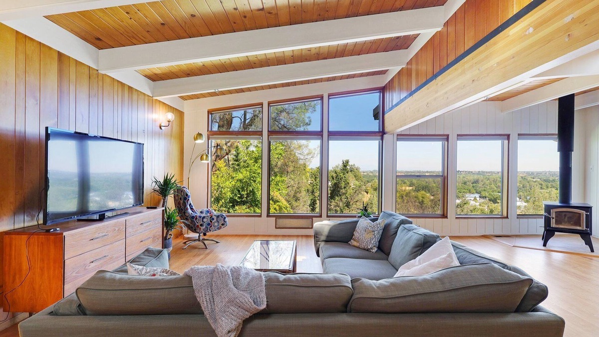 Benton Tract House | Loft View 53 : Central Style