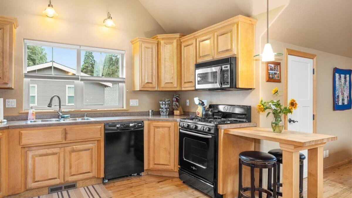 Fort Grounds Apartment | Loft-Walk to the Lake, College, Downtown, Centennial Trail and Park!