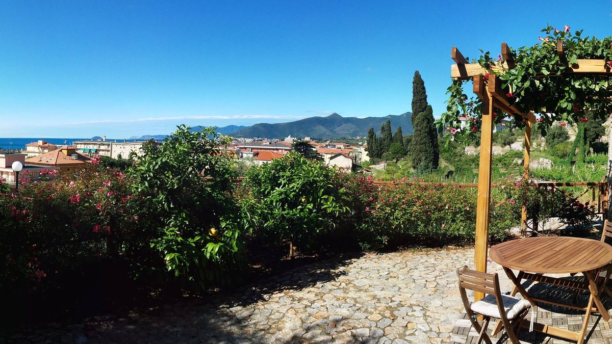 Pietra Ligure House | LOFT with beautiful garden in a green oasis close to the sea