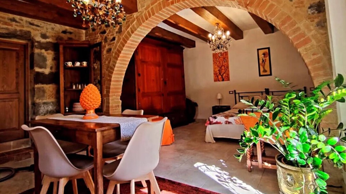 Radicofani Apartment | Loft with flowered courtyard in Val d'Orcia Radicofani