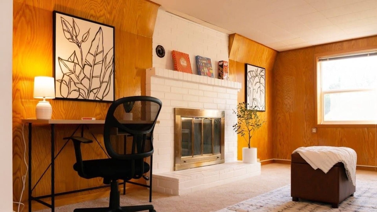 Seaview Apartment | Loftium | Fabulous Guest Suite near Lincoln Park!