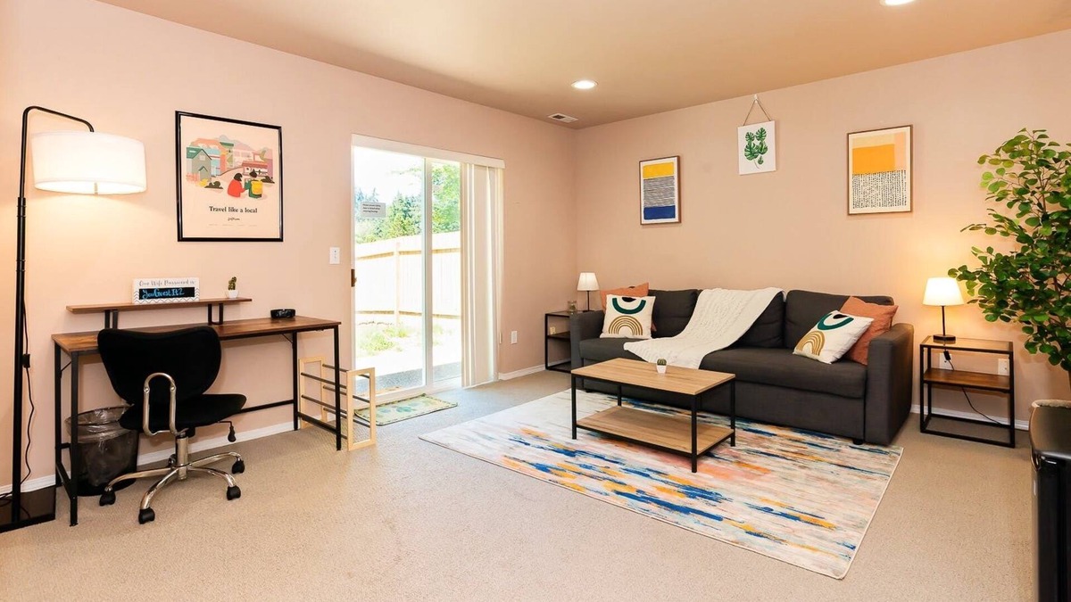 Highline Apartment | Loftium | Gorgeous 2 BR Guest Suite in Highline!