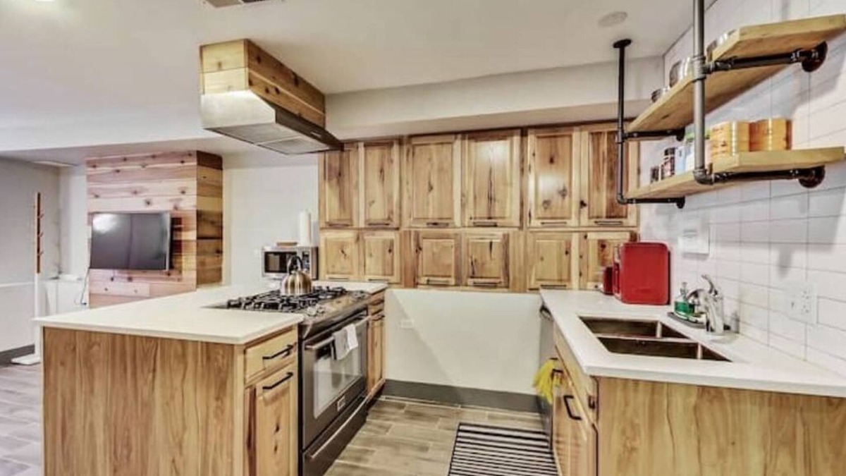 Tri-Taylor Apartment | Lofty 2Bd/Ba Med District
