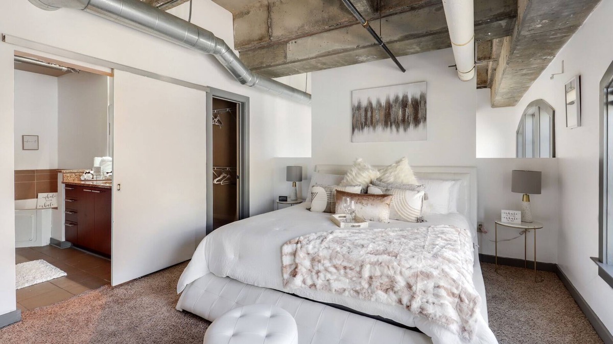 Loring Heights Apartment | LOFTY CREM DE LA CREME SUITE