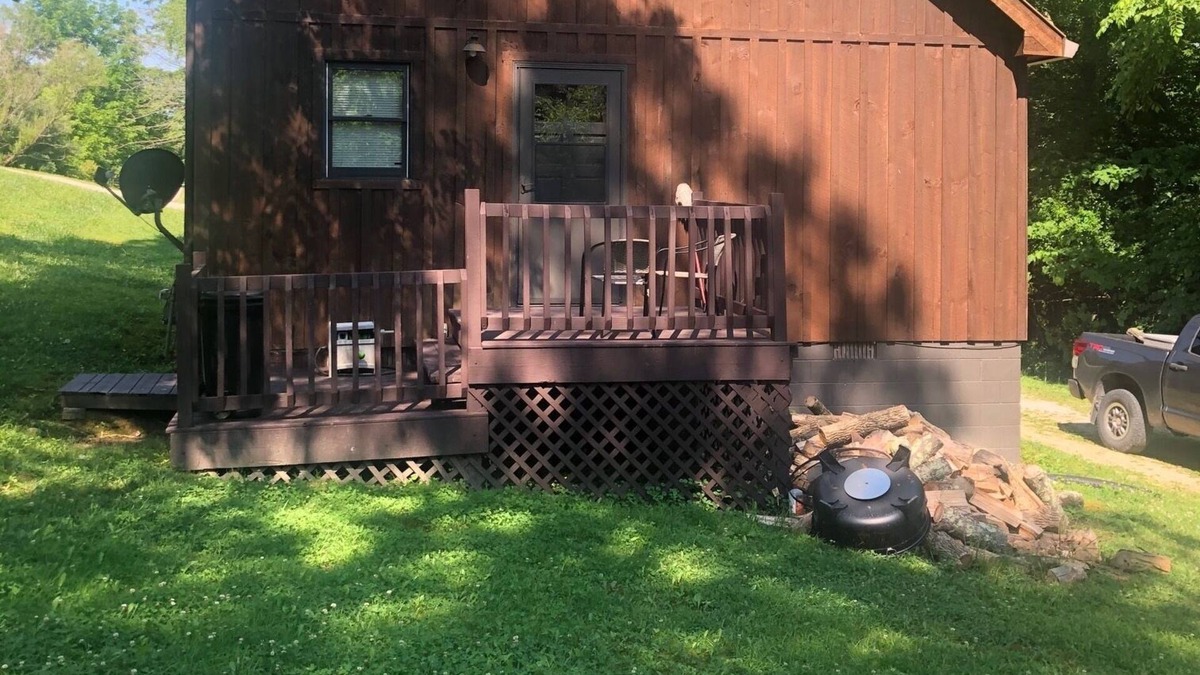 Farmers House | Lofty “Musky Cabin” situated on a hill with musky decor, fire ring, and 2 decks!