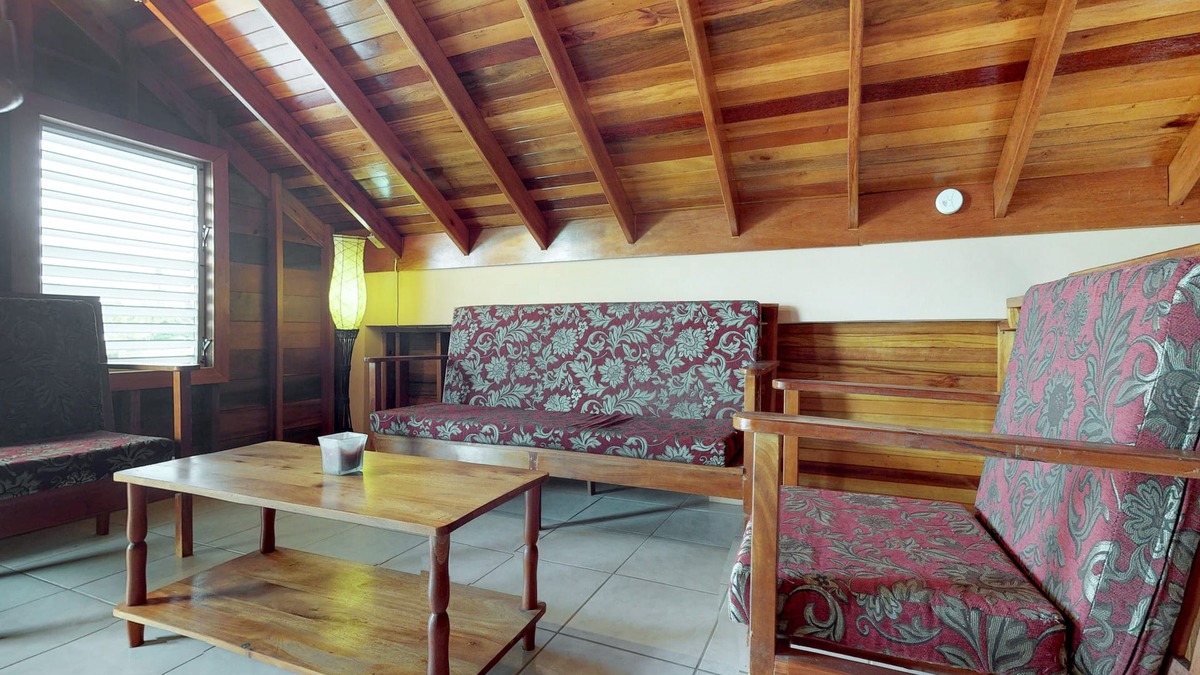 Caye Caulker Cottage | Lofty Space with a Private Veranda and Free WiFi - Walk 10 Minutes into Town