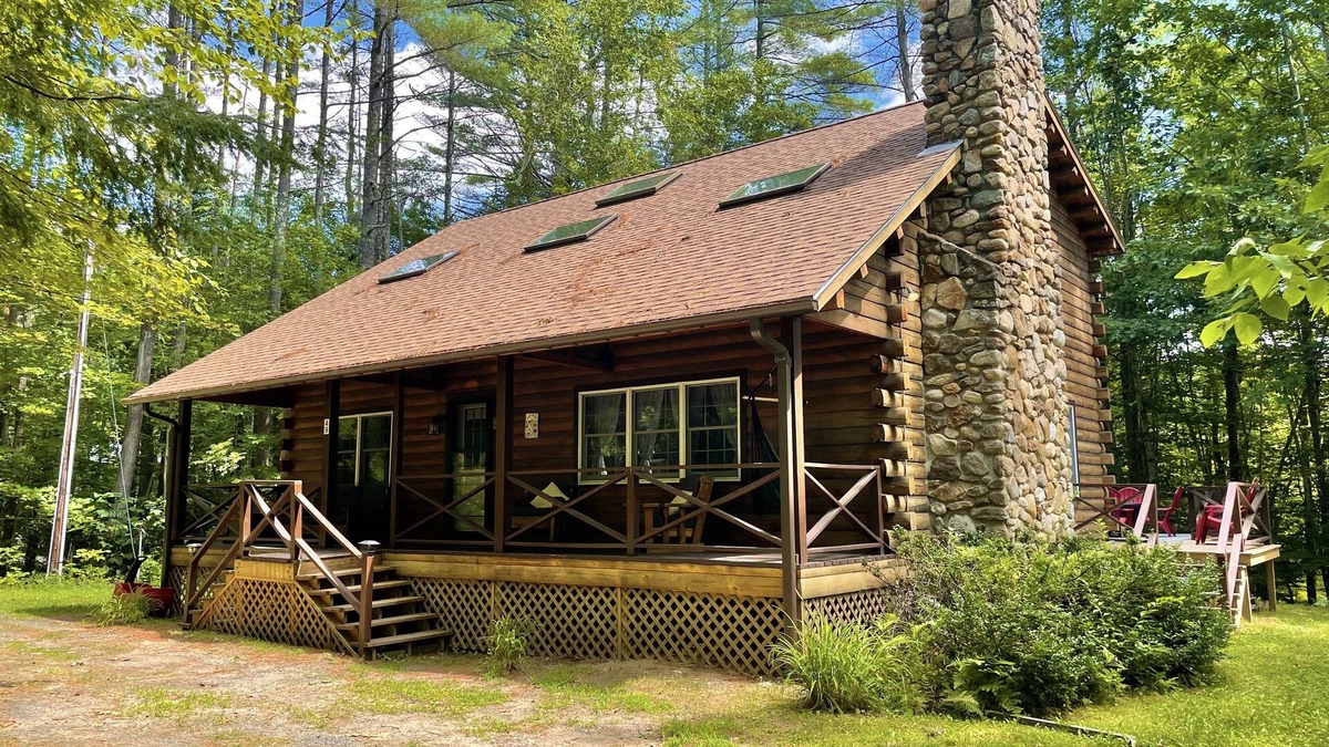 Bristol Cabin | Log Cabin 1.6 Miles from Newfound Lake! Pet Friendly! Sleeps up to 10