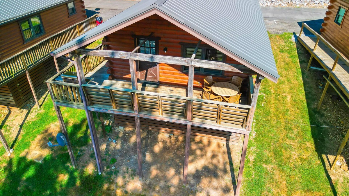 Eddyville Cabin | Log Cabin 2 - Log cabins sleep 7 - (1Q, 1F/1T, 2T) | full kitchen, living/dining, 1 bath.