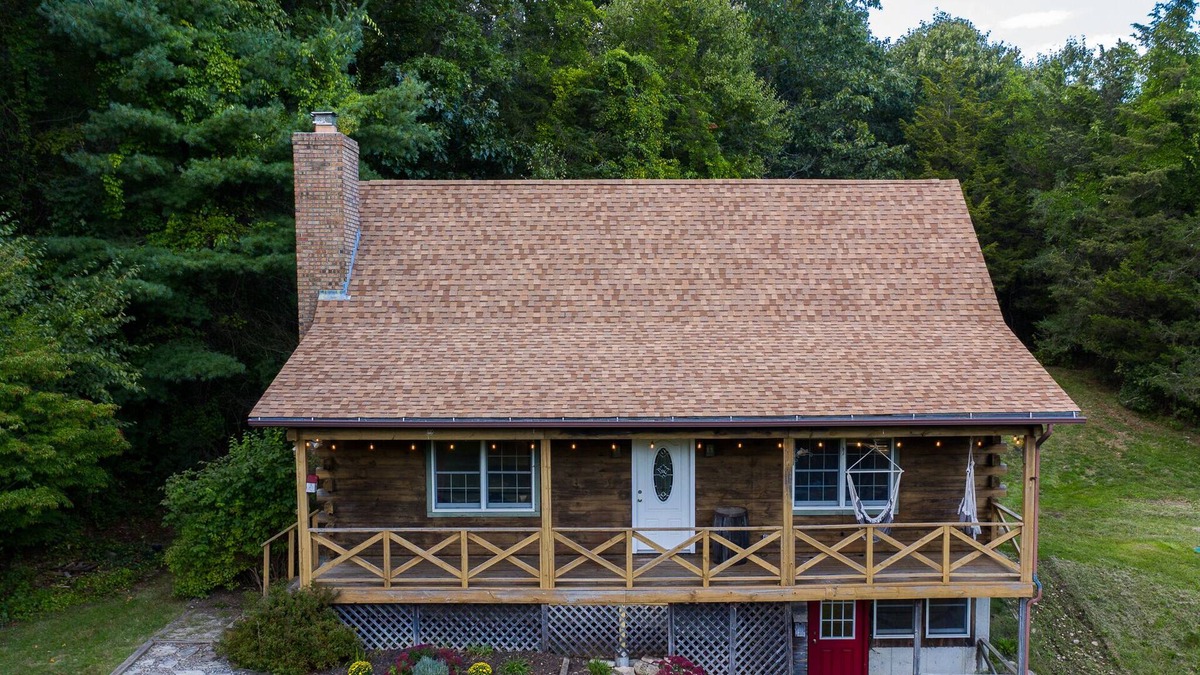 Preston Cabin | Log cabin, 5 min to casino with pond, Private!