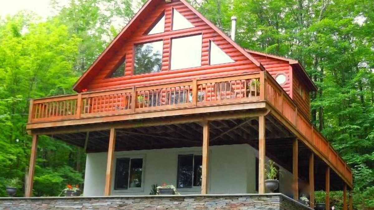 Haines Falls House | LOG CABIN CHALET w/NEW 6-PERSON HOT TUB near Kaaterskill Falls & NoLakeSoLakeSo