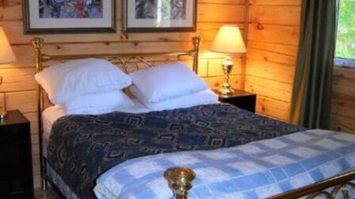 L'Amable Apartment | Log Cabin Escape on the Lake