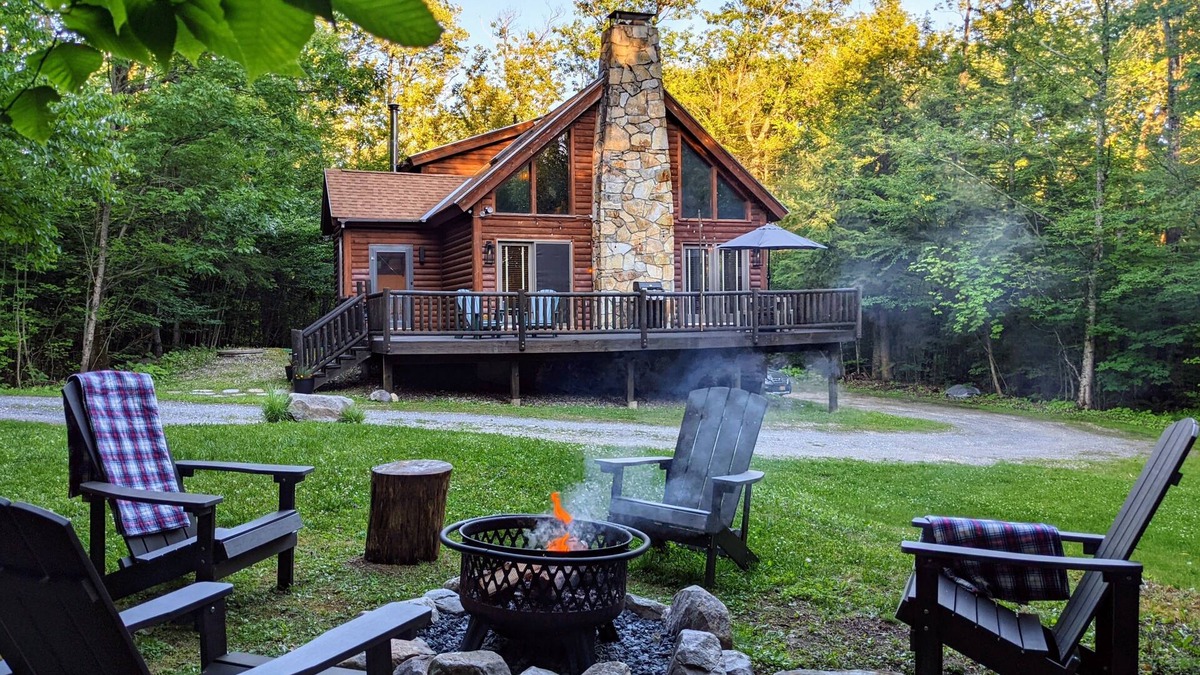 Stratton and Bromley Ski Areas Cabin | Log Cabin Escape: Well-stocked, clean, cozy & comfortable