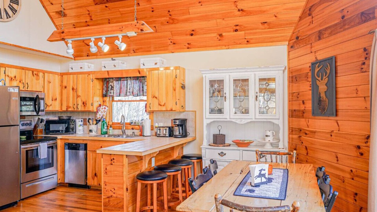Piney Creek Cabin | Log Cabin, Fireplace, Large Deck, Close to New River