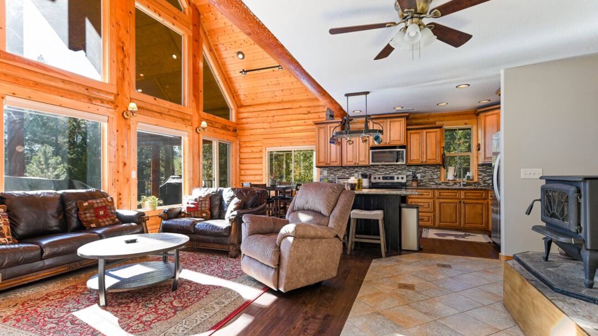 Cascade Cabin | Log Cabin Getaway: WIFI, GameRoom, Firepit, pets OK!