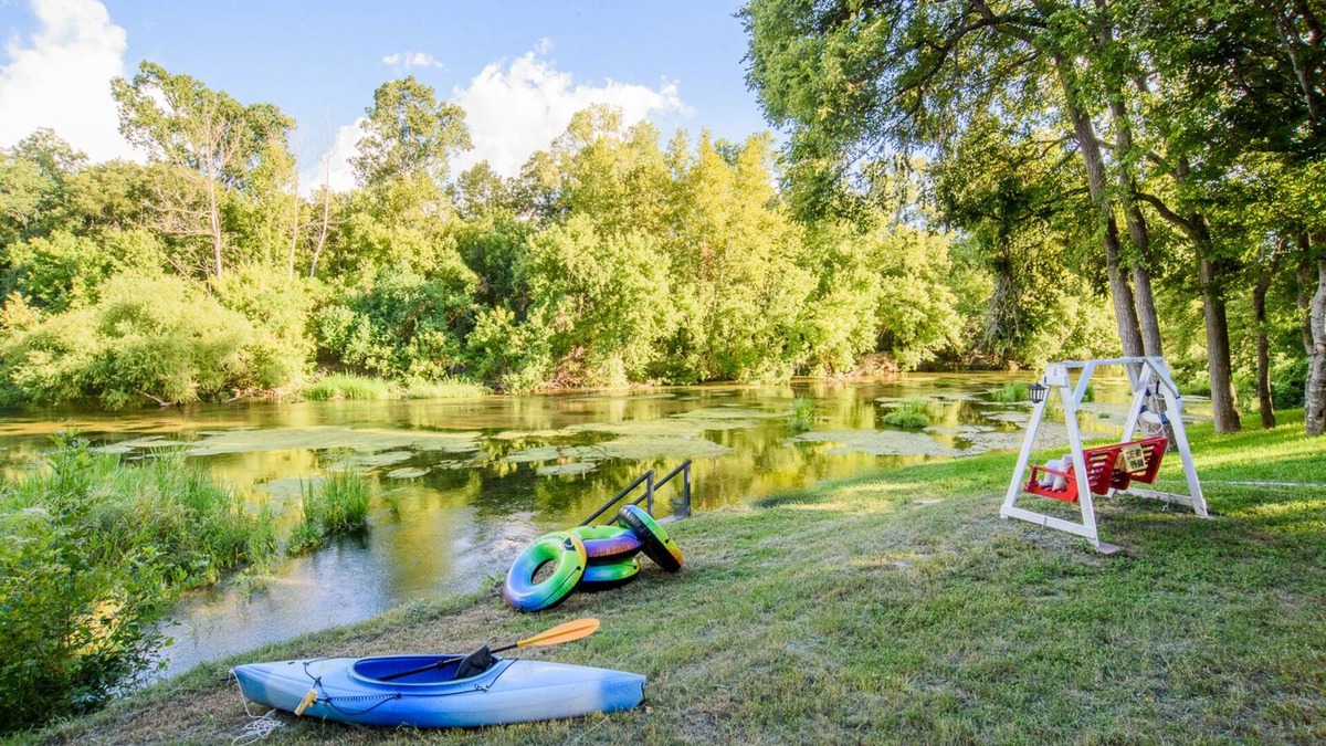 Seguin Cabin | Log Cabin | Guadalupe River | Kayaks | Ping Pong