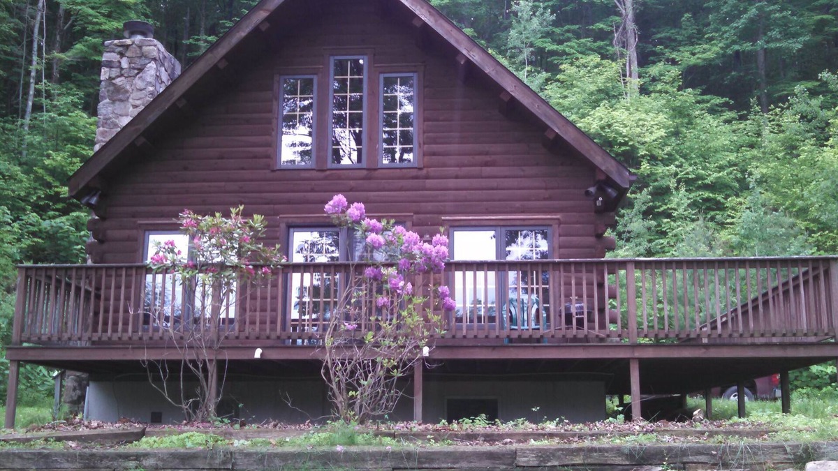 Julian Cabin | Log cabin in quiet setting only 15 miles from Penn State & 2 state parks