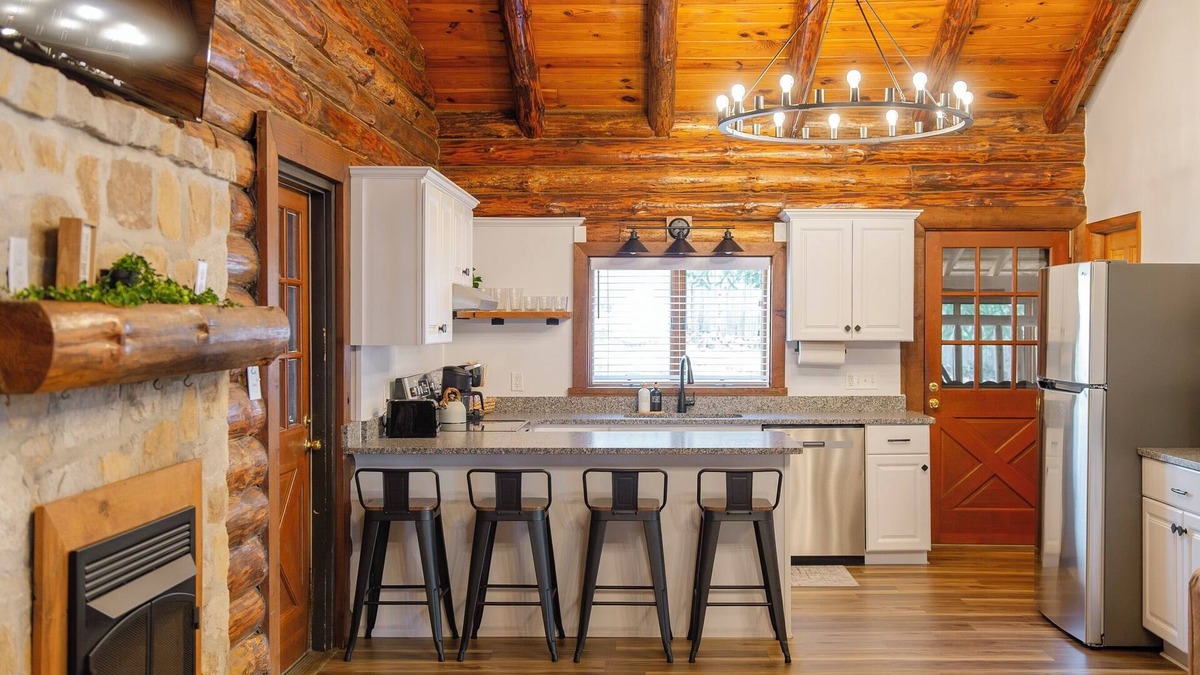 Suplee Cabin | log cabin in the woods 3-bedroom cabin with pool table and WiFi in Honey Brook