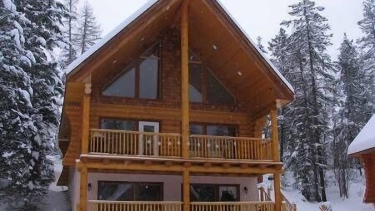 East Kootenay Cabin | Log cabin in the woods