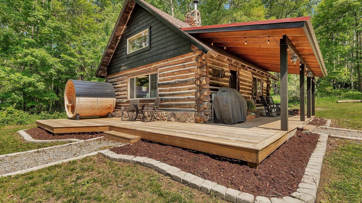 Pillager House | Log Cabin in the Woods. Sauna. Wood Fireplace. Pet Friendly.