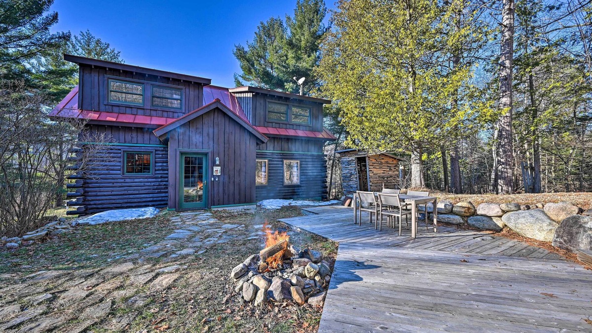 Wilmington Cabin | Log Cabin in Wilmington w/New Hot Tub By Skiing!