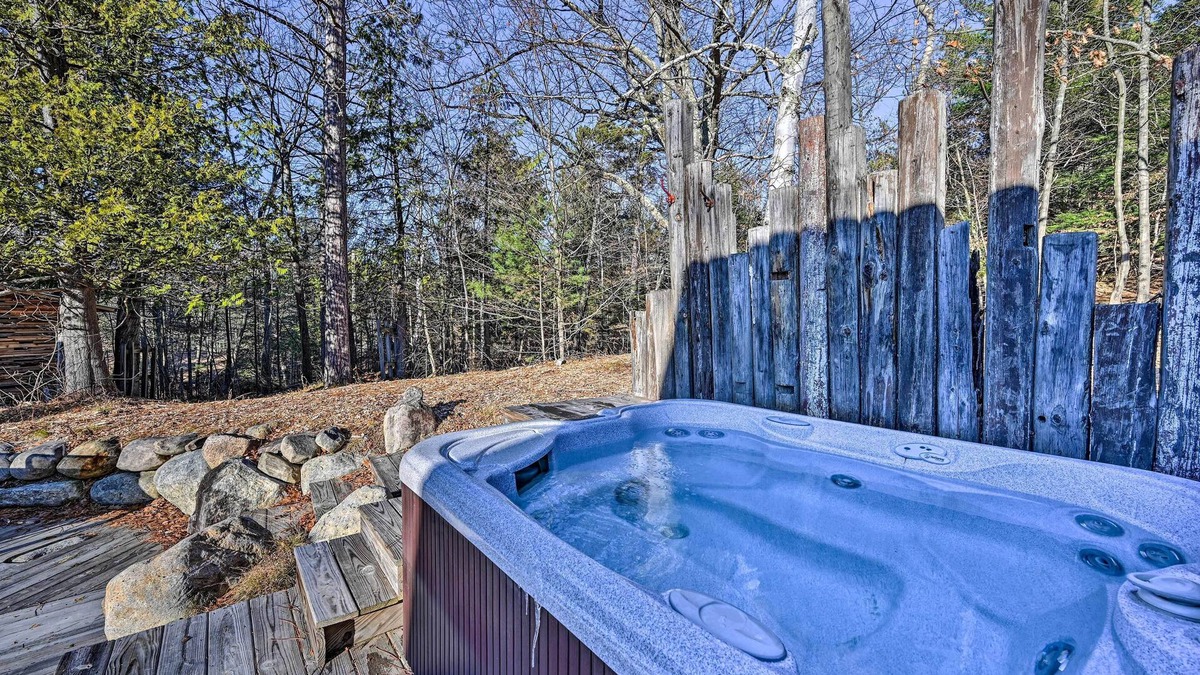 Wilmington Cottage | Log Cabin in Wilmington w/New Hot Tub By Skiing!