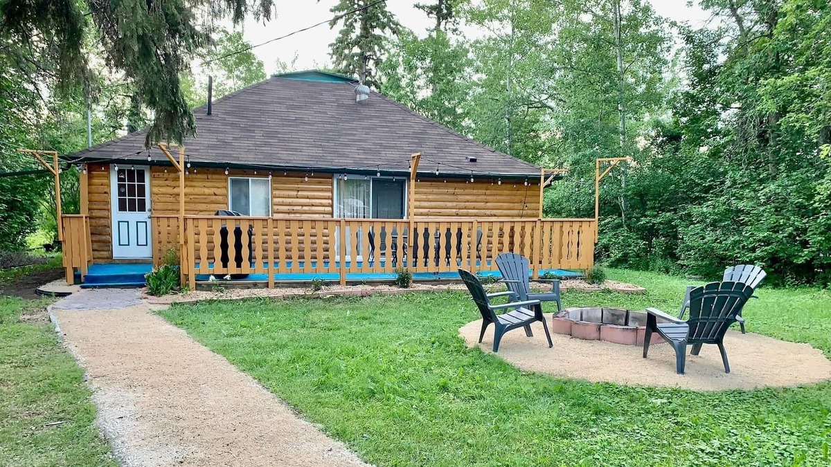 Winnipeg Beach Cabin | Log Cabin in Winnipeg Beach walking distance to the beach
