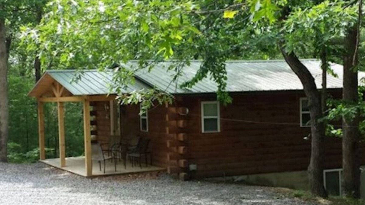 Huntingdon Cabin | Log Cabin in Wooded Area Near Raystown Lake Boat Access