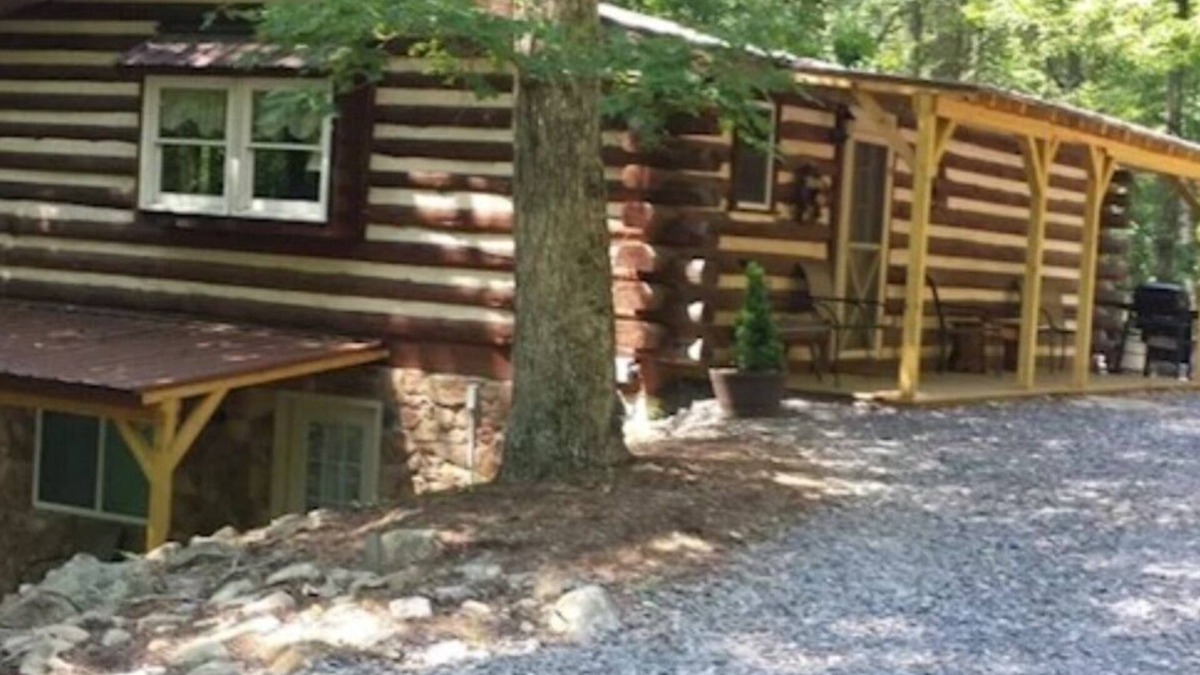 Huntingdon Cabin | Log Cabin in Wooded Area Near Raystown Lake Boat Access
