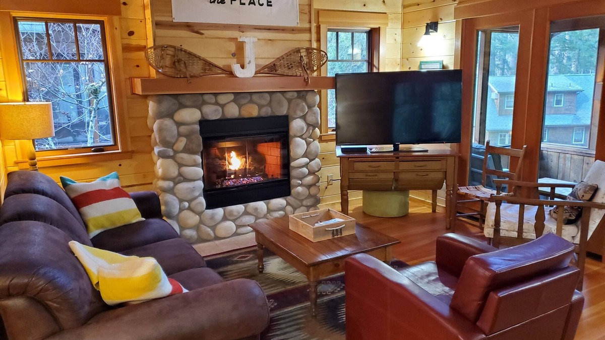McKenzie Bridge Cabin | Log Cabin Inn - Cabin 12 on the Mckenzie River - minutes from Tokatee and Loloma
