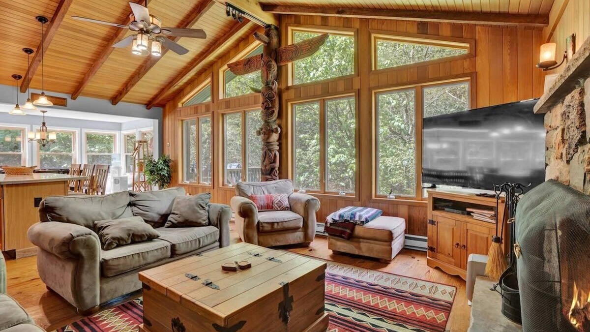 Gouldsboro Cabin | Log Cabin | King Beds | Lake Access