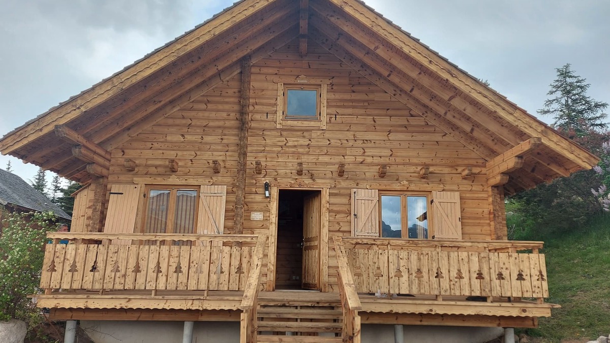 Le Devoluy Ski Chalet | Log cabin La Joue du Loup - sleeps 10/12