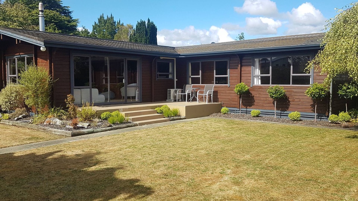 Te Anau House | Log Cabin living
