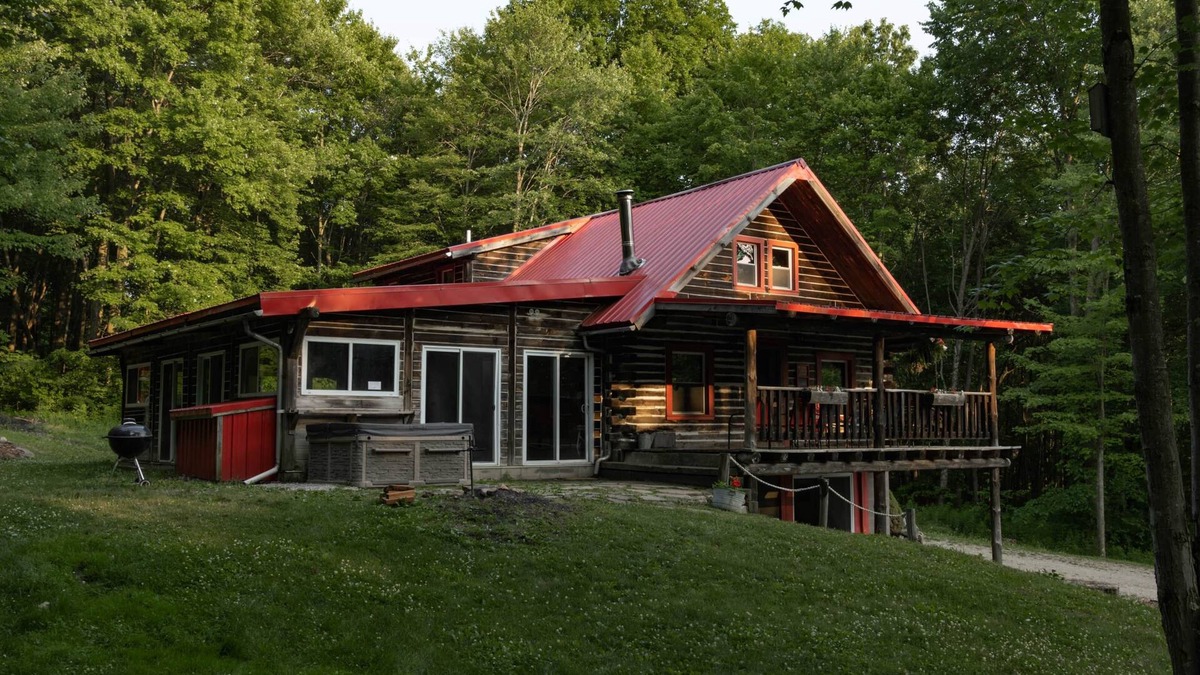 Bladensburg Cabin | Log Cabin Lodge with Indoor Heated Pool