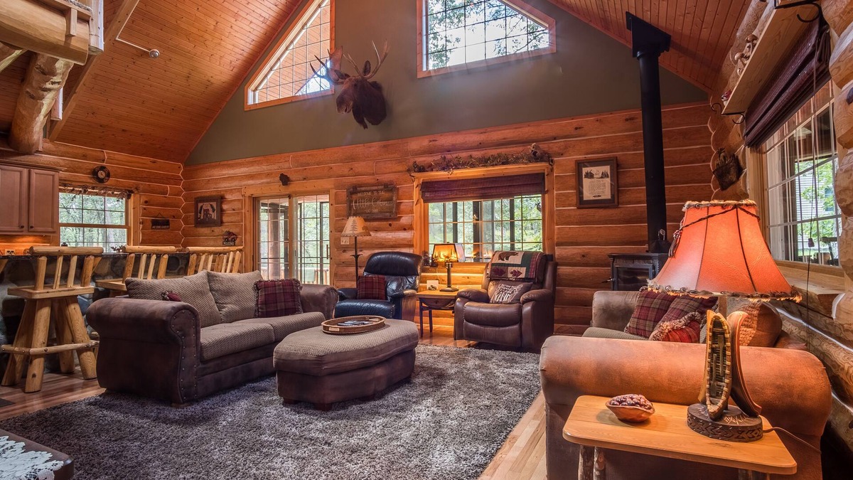 Nekoosa Cabin | Log Cabin Luxury - Only 3 miles from Sand Valley!