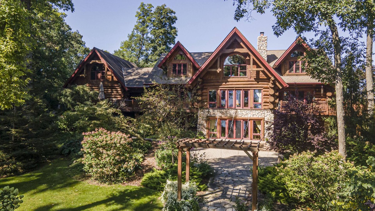 Lakeland Cabin | Log Cabin Mansion fronting Strawberry and Bass Lake with large oversized suites.