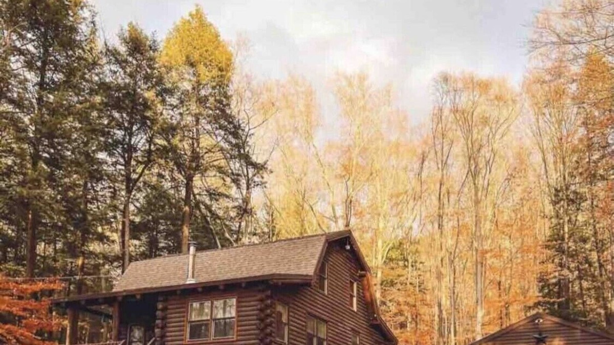 Pilot Knob Cabin | Log Cabin min to Lake George- fire pit, kayak, grill, games