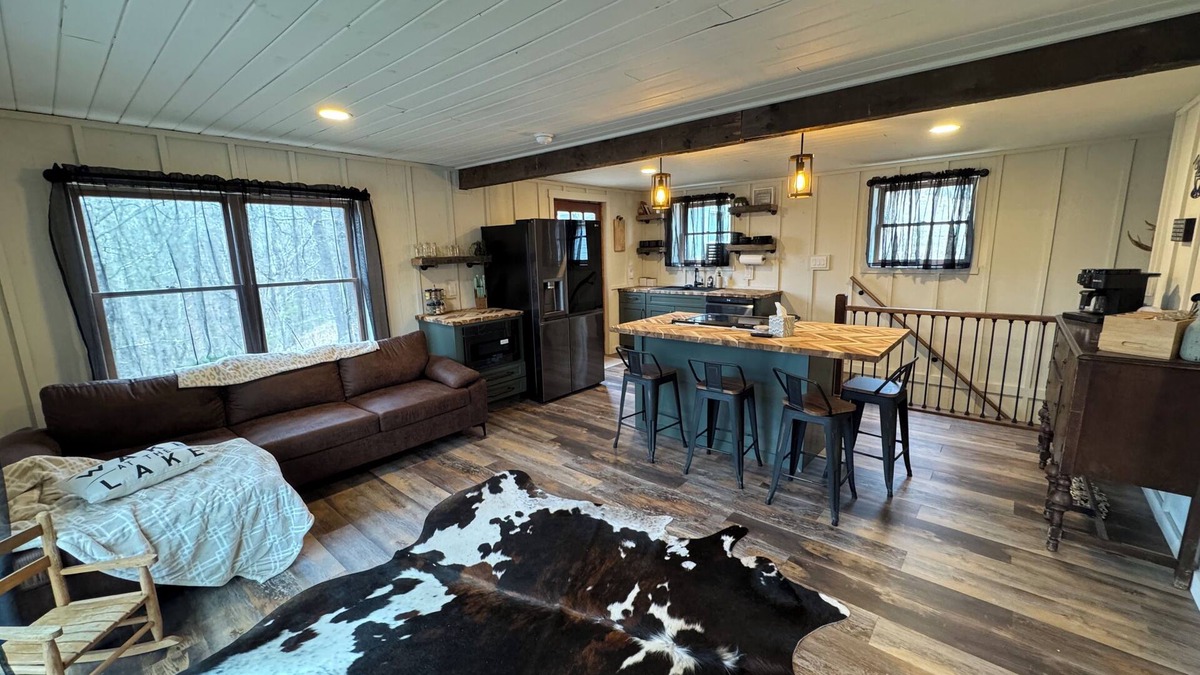 James Creek Cabin | Log cabin minutes from Raystown Lake!