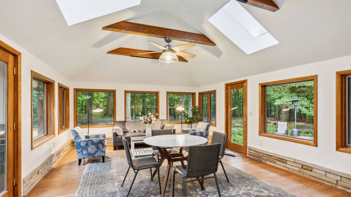 Richmond Heights House | Log Cabin - Natures Oasis - Fire Pit & Gazebo