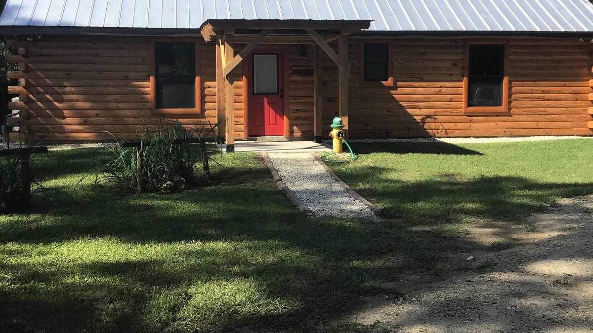 Ocklawaha Cabin | log cabin ,ocklawaha fl, close to ocala villages pet friendly ,lake Weir