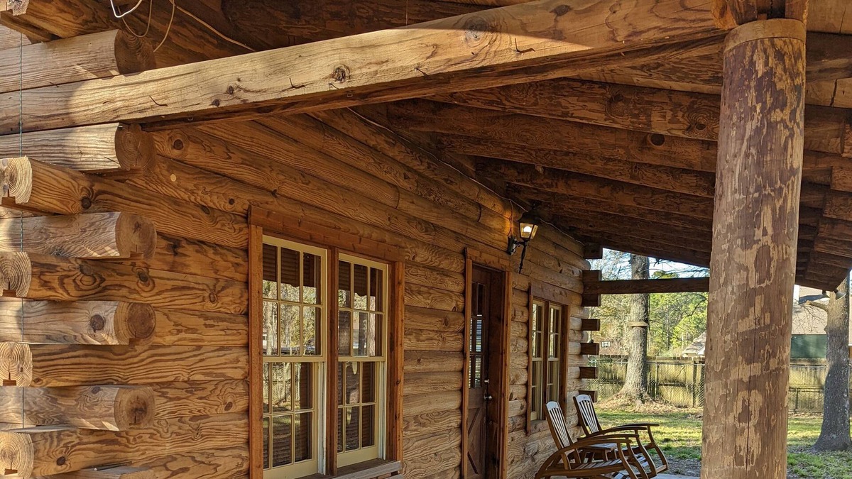 Lake Houston Cabin | Log Cabin on 1 acre! Fire Pit and fast wifi! Country Home close to Everything!