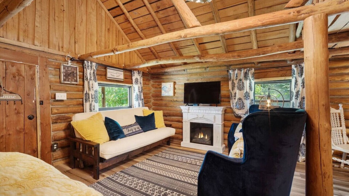 Rudy Cabin | Log cabin on 100 acres-Kitchen-wifi-The Velvet Rooster
