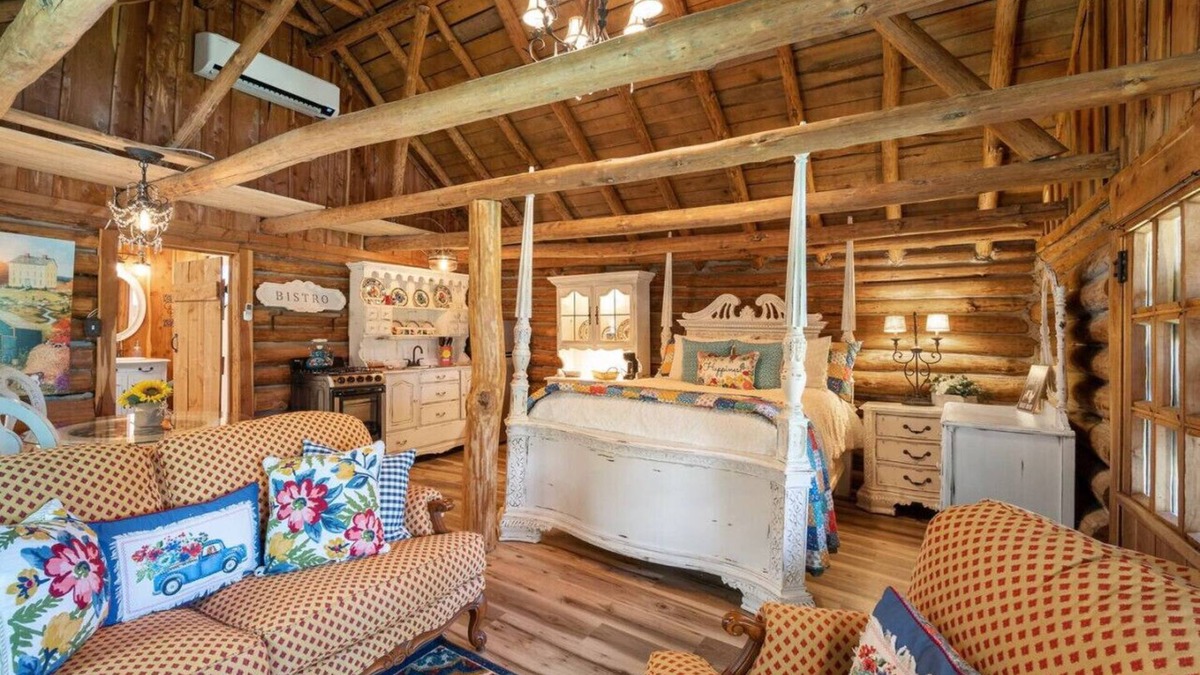Rudy Cabin | Log cabin on 100 acres-Wifi-Kitchen-Wildlife-The Happy Hound