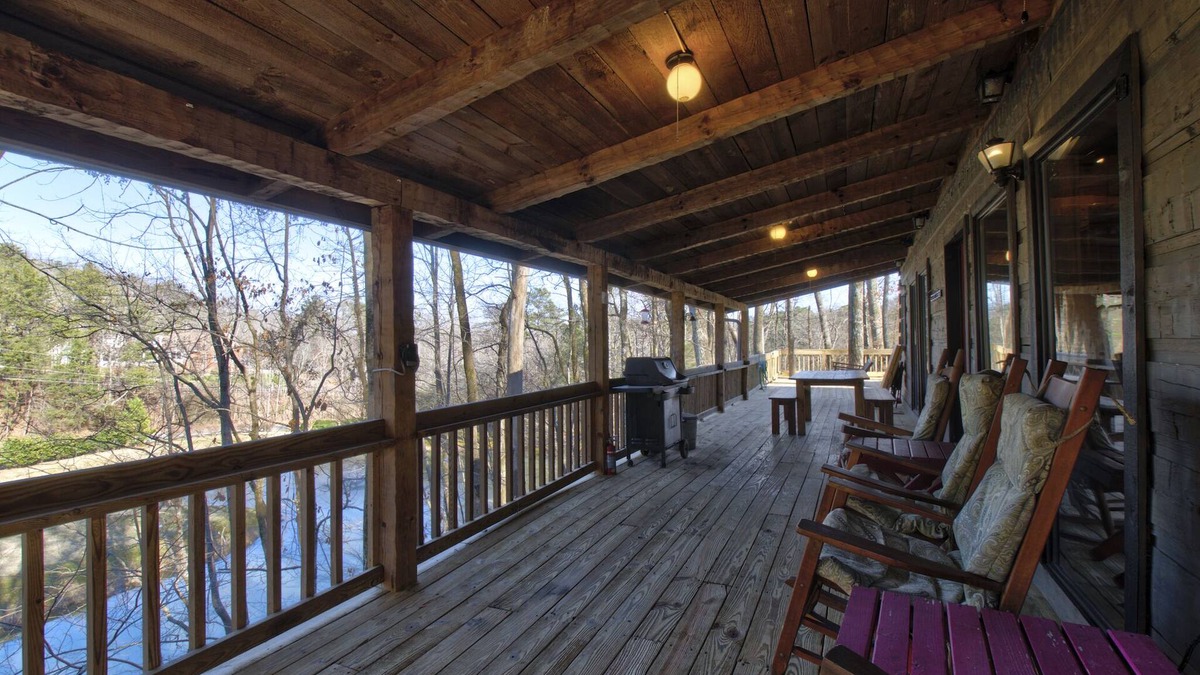 Lookout Valley Neighborhood Association Cabin | Log Cabin on 2 acres, hot tub, pond, fishing, pets