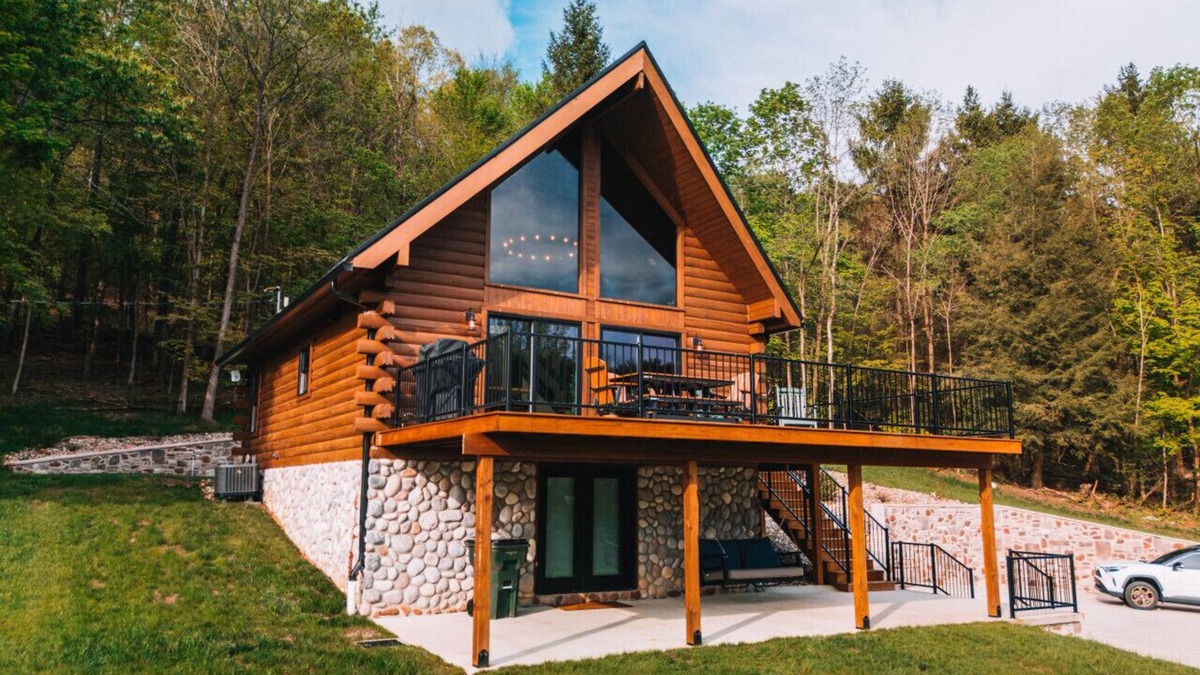 New Philadelphia Cabin | Log Cabin on 95-acres with 2 private lakes
