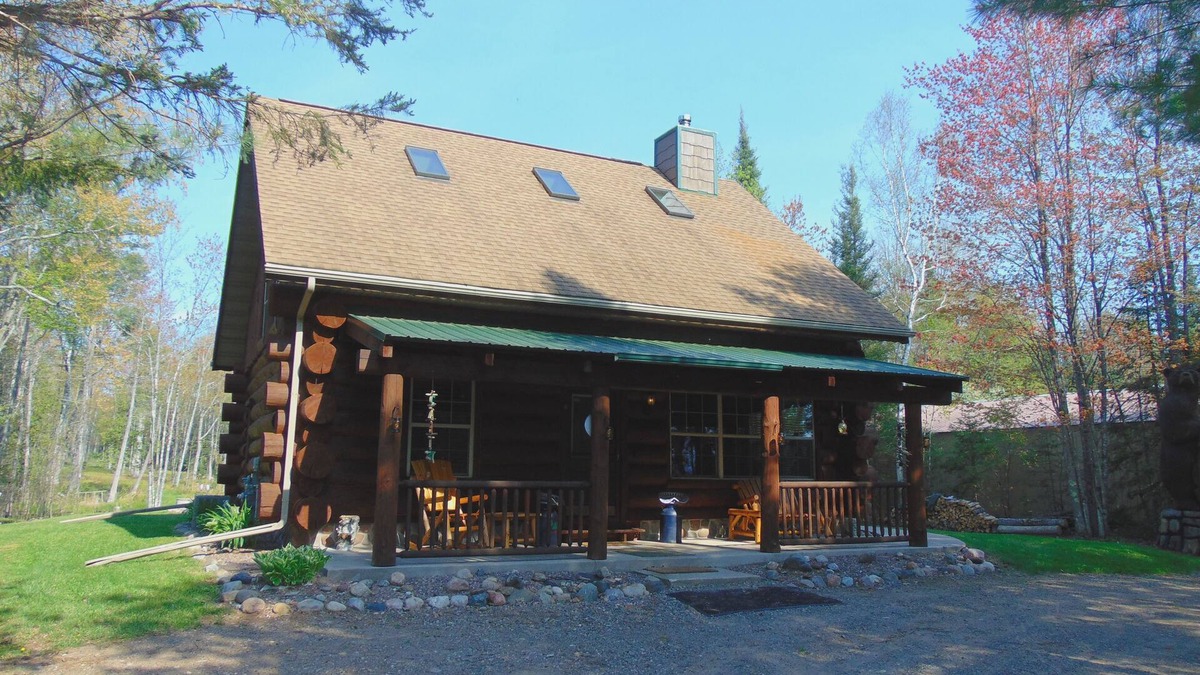 Florence Cabin | Log cabin on beautiful Keyes Lake