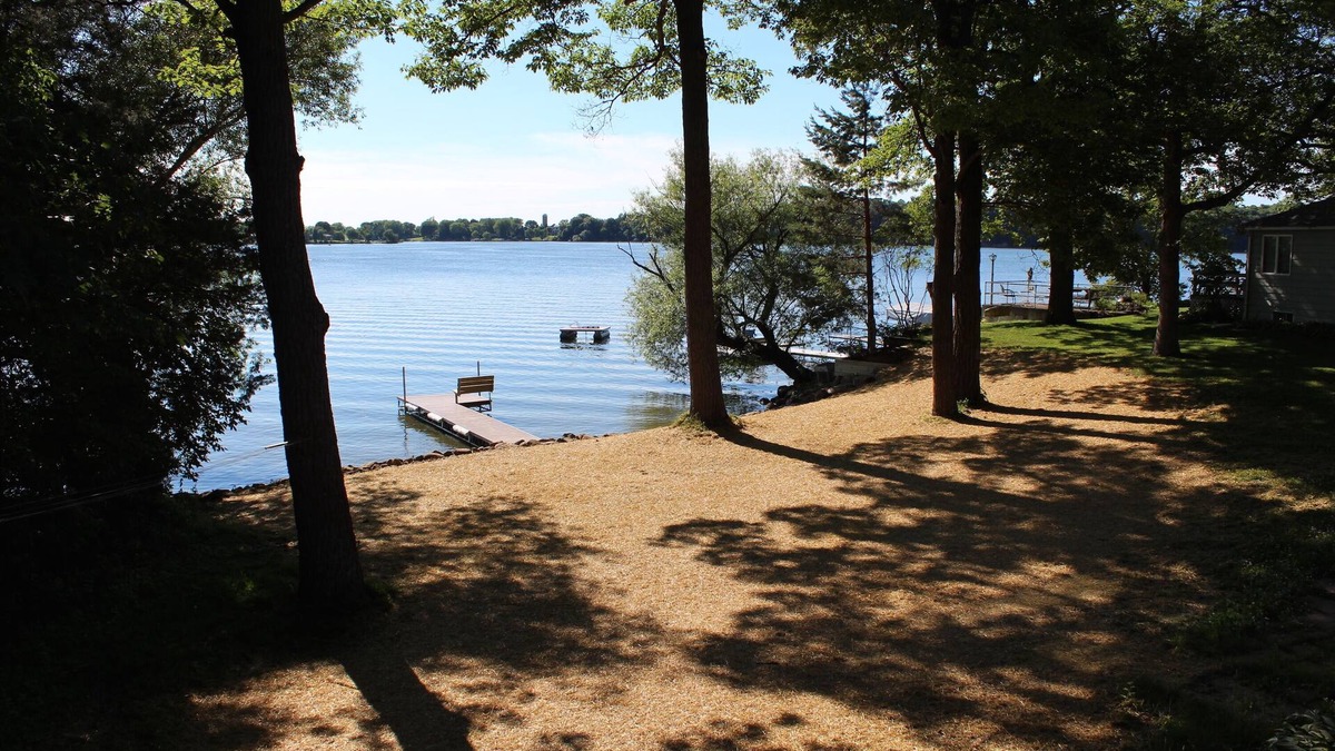 Markesan House | Log Cabin on Great Fishing & Boating Lake