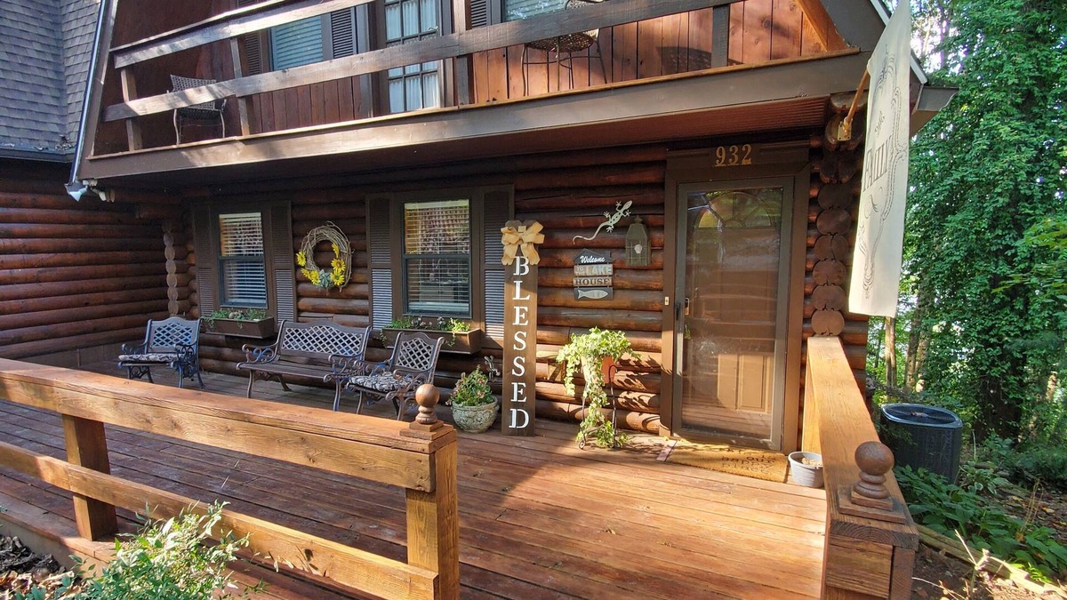 Scottsville Cabin | Log Cabin on the Lake