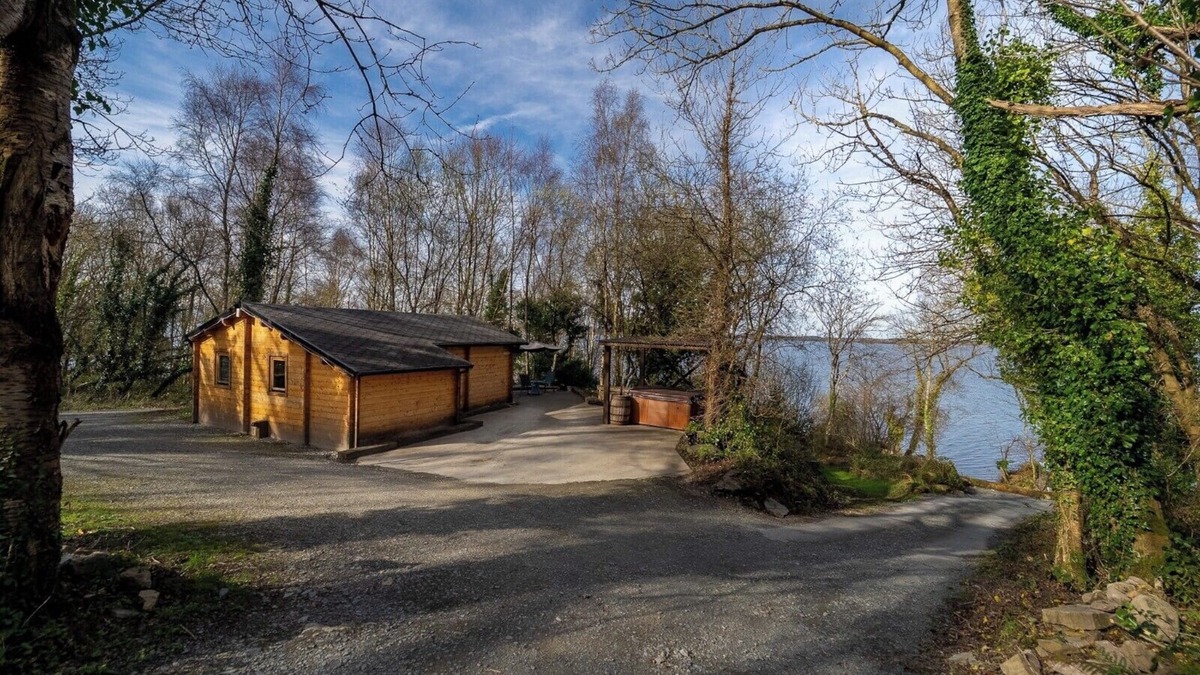 Garrykennedy Cabin | Log cabin on the lake - Sleeps 4 & jacuzzi